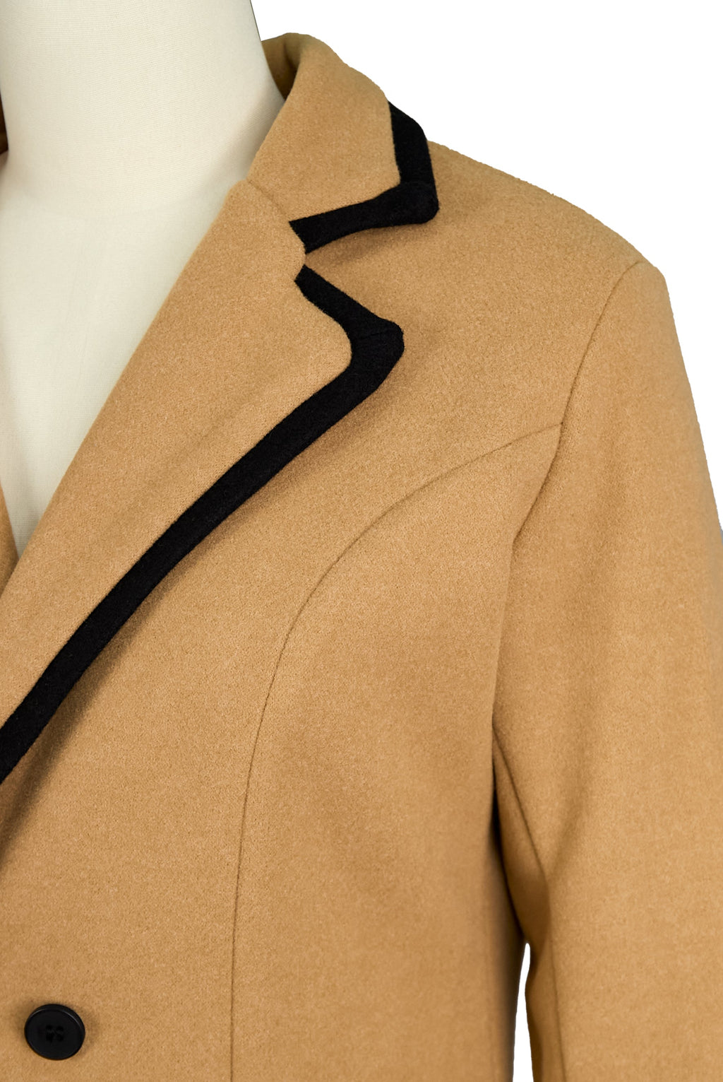 Elegante abrigo blanco cruzado con ribete negro